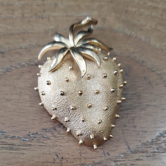 Trifari Gold Tone Strawberry Brooch - Picture 1 of 4